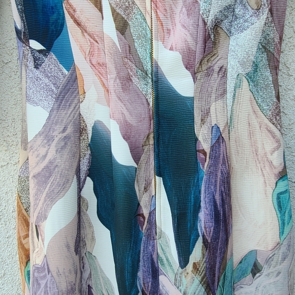 Colorful Patterned Fitted Dress - Picture 4 of 15